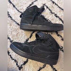 Nike Court Borough Mid 2 Boys Size 6Y Black Basketball Shoes​